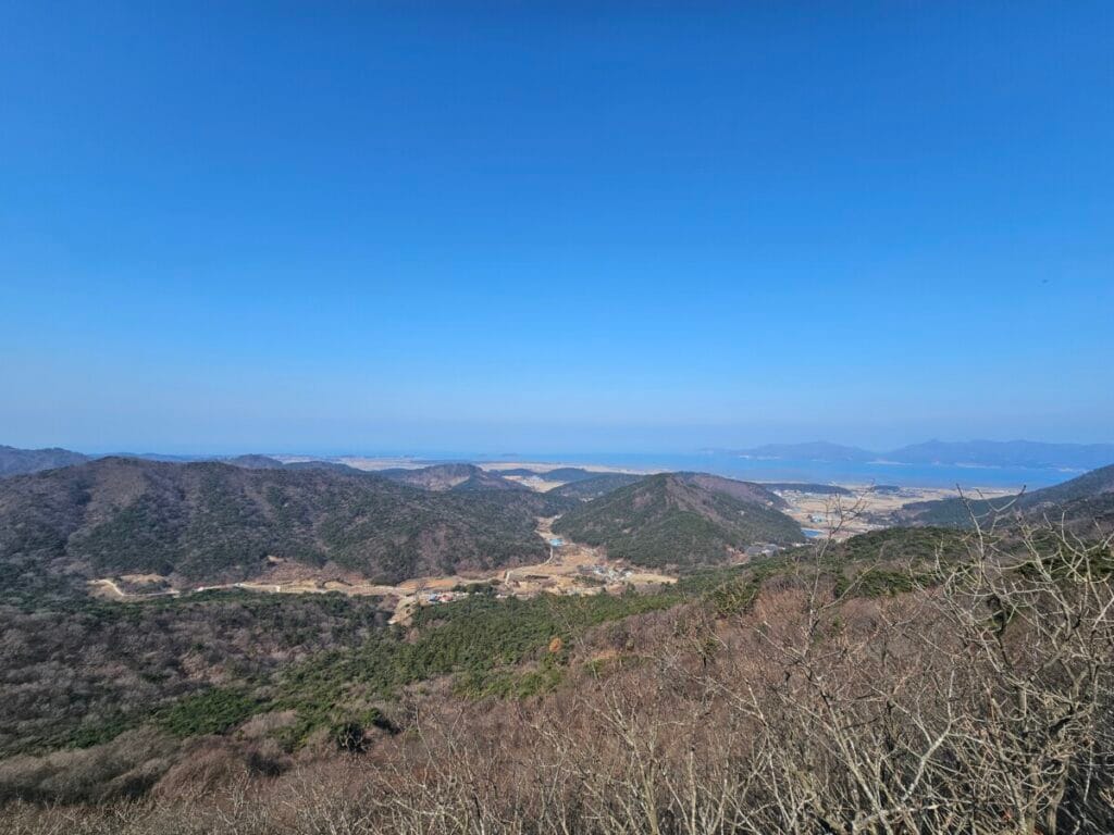 선운산 수리봉 근처 바위 조망터에서 바라본 서해안 풍경
