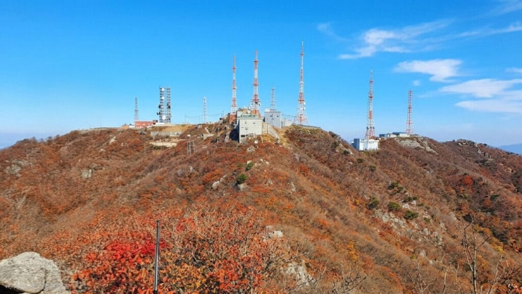 팔공산 정상에서 바라본 가을빛 산세와 웅장하게 솟아 있는 여러 개의 방송 통신 철탑들